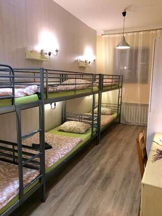 Хостелы Hostel u Kmity Краков Кровать в общем 6-местном номере для мужчин и женщин-3