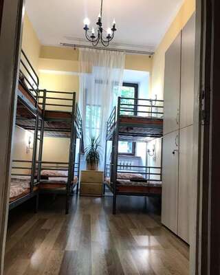 Хостелы Hostel u Kmity Краков Кровать в общем 6-местном номере для мужчин и женщин-8